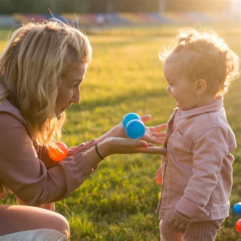 Madre e bambino che giocano felici