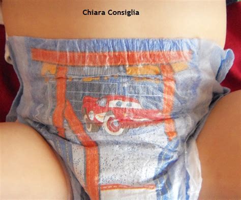 Bambino che indossa pannolino a mutandina