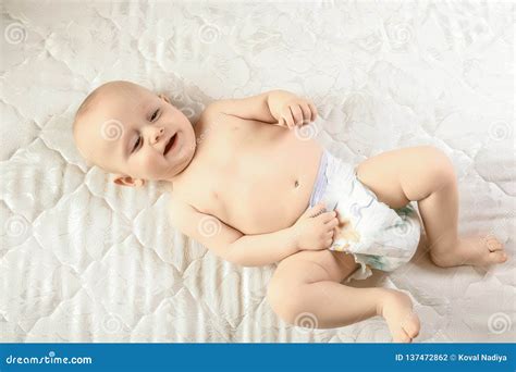 Bambino che gioca liberamente con pannolino