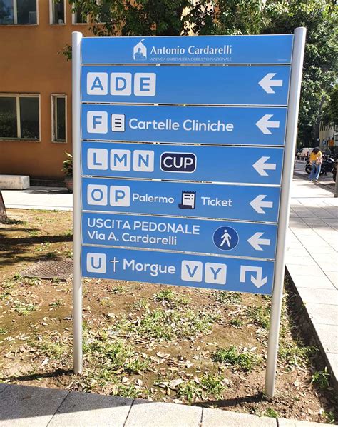 Segnaletica interna di un ospedale con indicazioni per i reparti