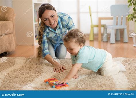 Mamma e bambino che giocano insieme
