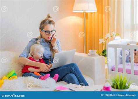 Mamma che lavora al computer mentre un bambino gioca nelle vicinanze