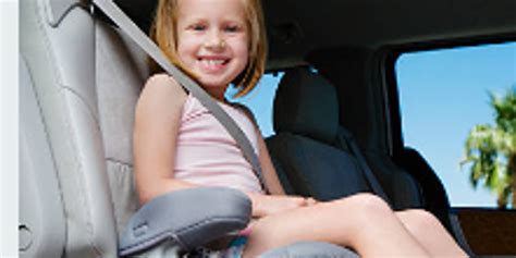 Bambino seduto su un rialzo auto