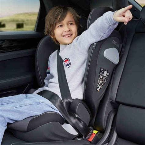 Bambino seduto in un seggiolino auto con cintura a cinque punti