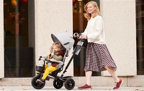 Coppia che sceglie un passeggino in un negozio per bambini