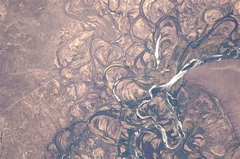 Fotografia satellitare di un tratto fluviale con meandri e point bar