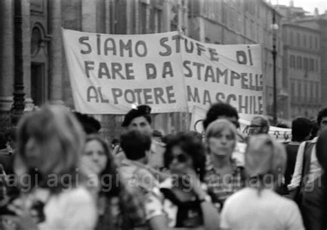 Manifestazione femminista per i diritti riproduttivi