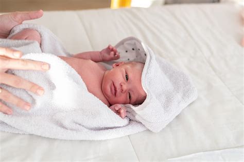 Neonato avvolto in un asciugamano dopo il bagnetto