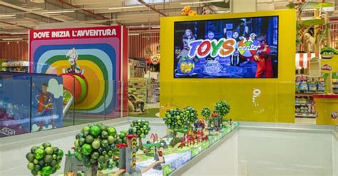 Insegne di Prénatal e Toys Center unite in un'unica facciata di negozio