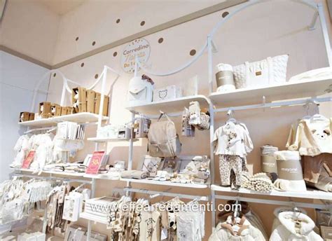 Interno del negozio Prénatal con esposizione di abbigliamento per bambini e articoli per neonati