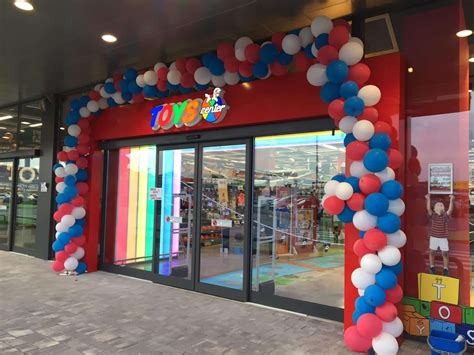 Area giochi all'interno del negozio Toys Center con una varietà di giocattoli
