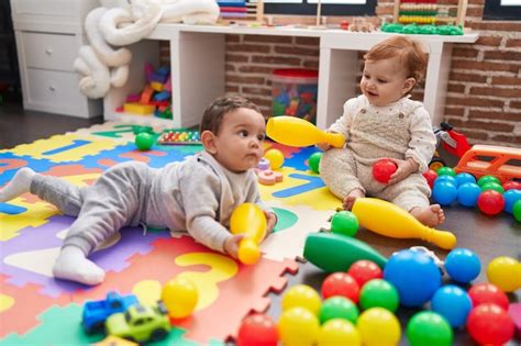 Neonati e bambini che giocano serenamente all'aperto
