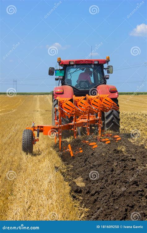 Aratro che lavora un campo