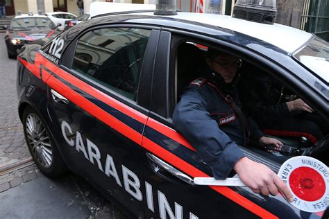 Carabinieri che indagano