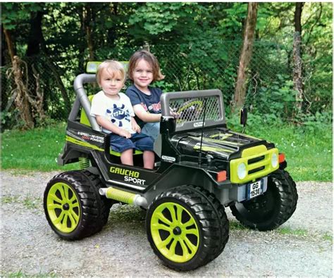 Batteria di una Jeep elettrica Peg Perego