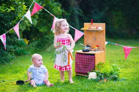 Bambini che giocano con una Jeep e un trattore giocattolo