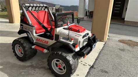 Particolare di un volante di una Jeep Gaucho Peg Perego