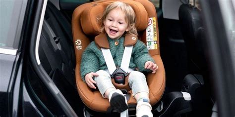 Bambino su un seggiolino auto posteriore