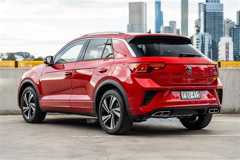 Volkswagen T-Roc in un ambiente urbano dinamico