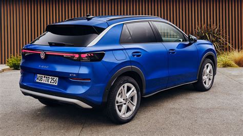 Dettaglio del frontale della nuova Volkswagen T-Roc con striscia LED