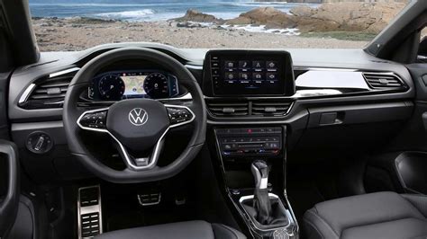 Interni della Volkswagen T-Roc con plancia digitale e schermo infotainment