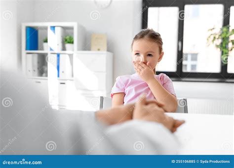 Bambino che tossisce con spasmi tipici della pertosse