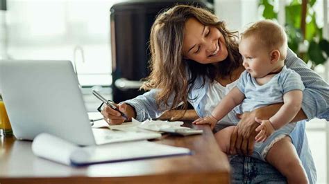 Lavoratrice con neonato in un ambiente di lavoro