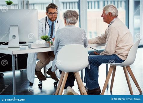 Coppia che consulta un medico