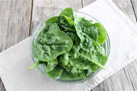 Spinaci freschi in un cesto
