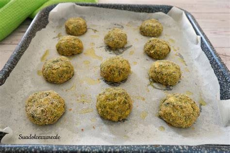 Polpette di spinaci e ricotta cotte al forno su una teglia