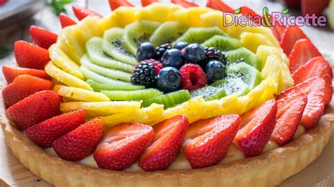 Frutta fresca e crema di riso in ciotole