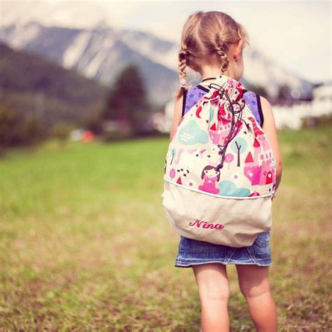 Bambino che indossa uno zainetto AYLA da 6 litri durante una breve passeggiata
