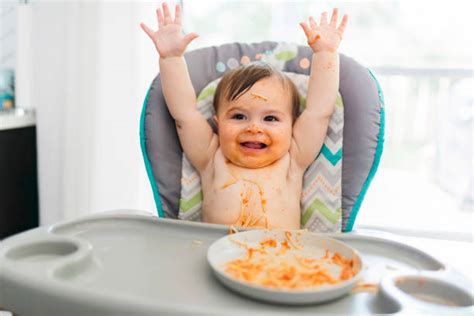 Bambino che mangia la pappa al pomodoro