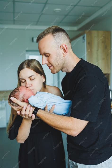famiglia che tiene un neonato