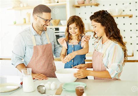famiglia che prepara biberon