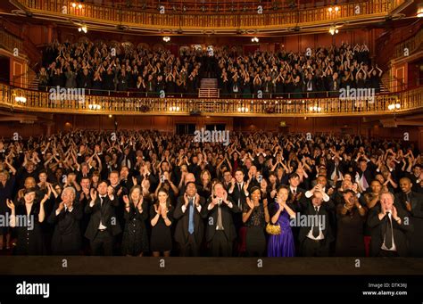 Pubblico sorridente in un teatro