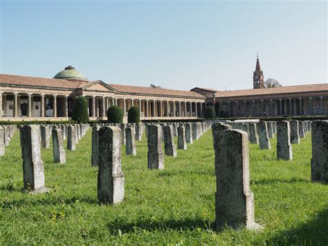 Ex cimitero storico con elementi teatrali