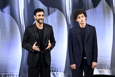 Attore che si esercita sul palco