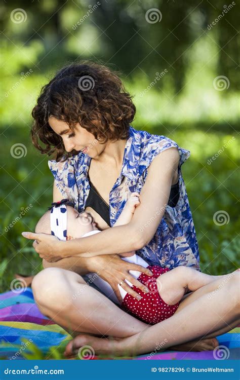 Madre che allatta un bambino