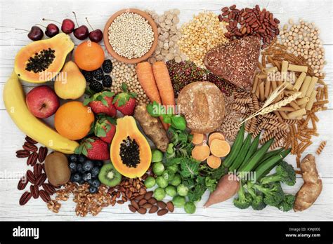 Piatto colorato con frutta, verdura e cereali integrali