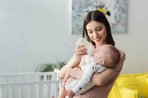 Biberon con acqua e un neonato