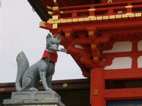 Statue di kitsune con bavagli rossi