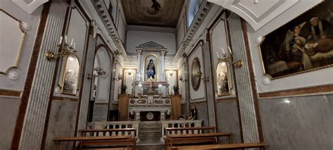 Interno della Chiesa di Santa Maria Francesca delle Cinque Piaghe con ex voto