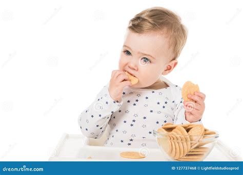 Neonato che mangia biscotti nel biberon