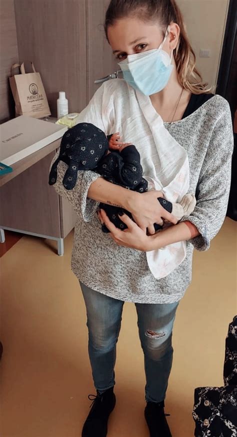 Ostetriche che assistono una neo-mamma con il suo bambino