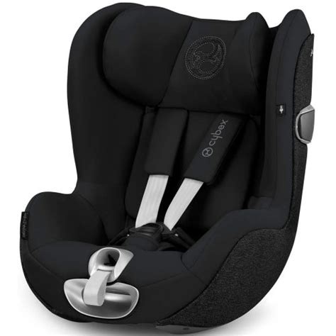 Bambino in un seggiolino auto Cybex con un sorriso