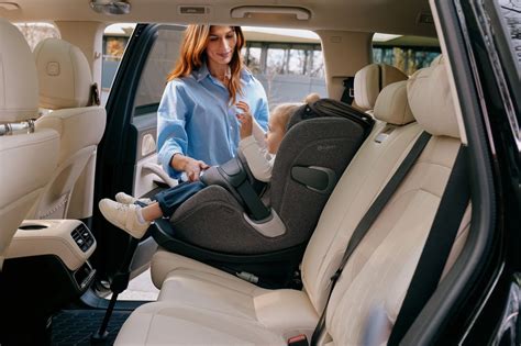 Famiglia che utilizza diversi seggiolini Cybex per varie fasce d'età
