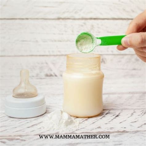 Biberon con latte in polvere e liquido