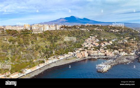Vista aerea di Fertilia con il mare sullo sfondo