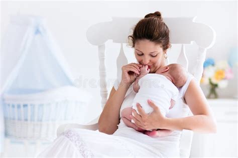 madre che allatta il neonato